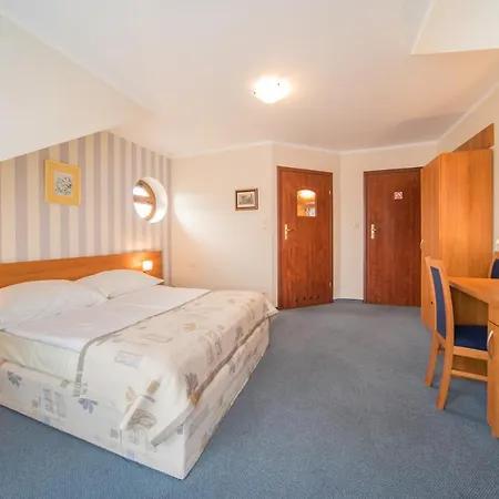 ホームステイ Astra ジブヌベク